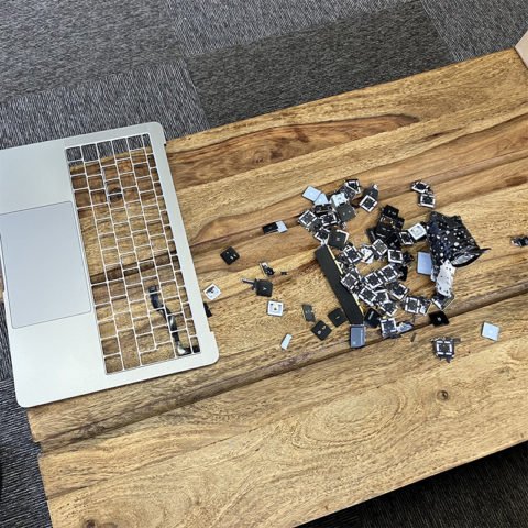 Réparation de MacBook : démontage du clavier
