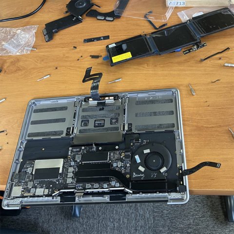 Dépannage Apple : MacBook ouvert en atelier