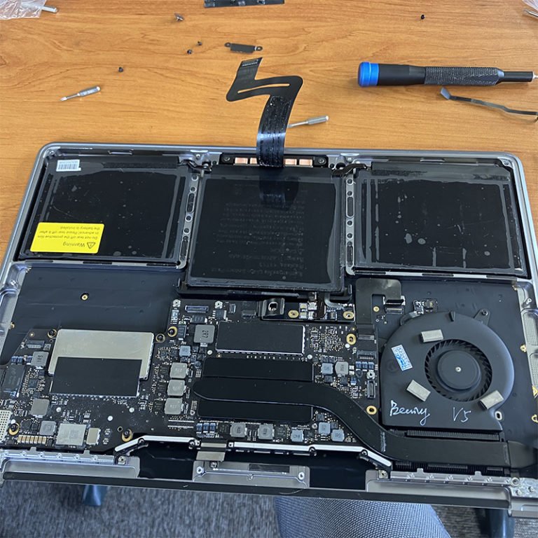 Carte mère de MacBook en réparation
