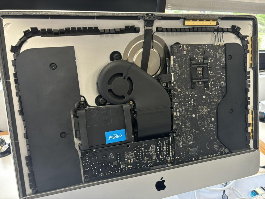 iMac ouvert pour remplacement du disque dur par un SSD
