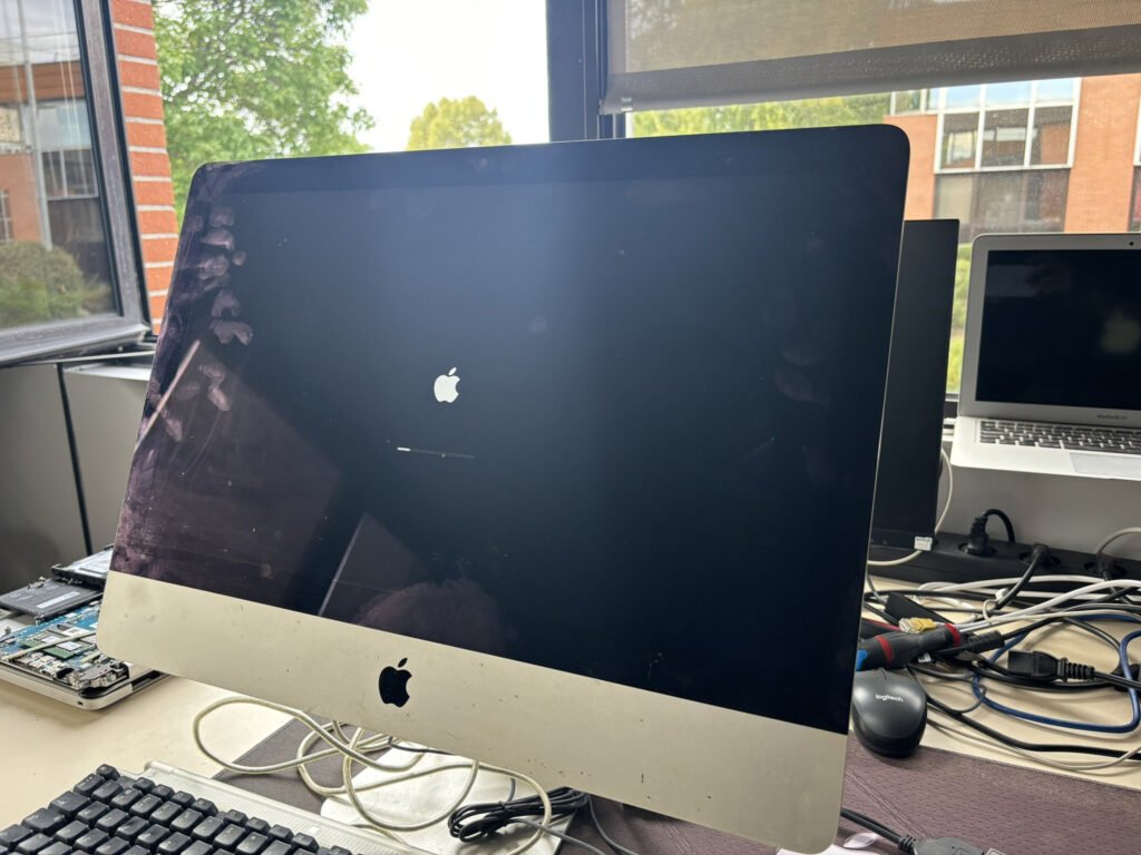 iMac ouvert pour diagnostic de démarrage à Labège