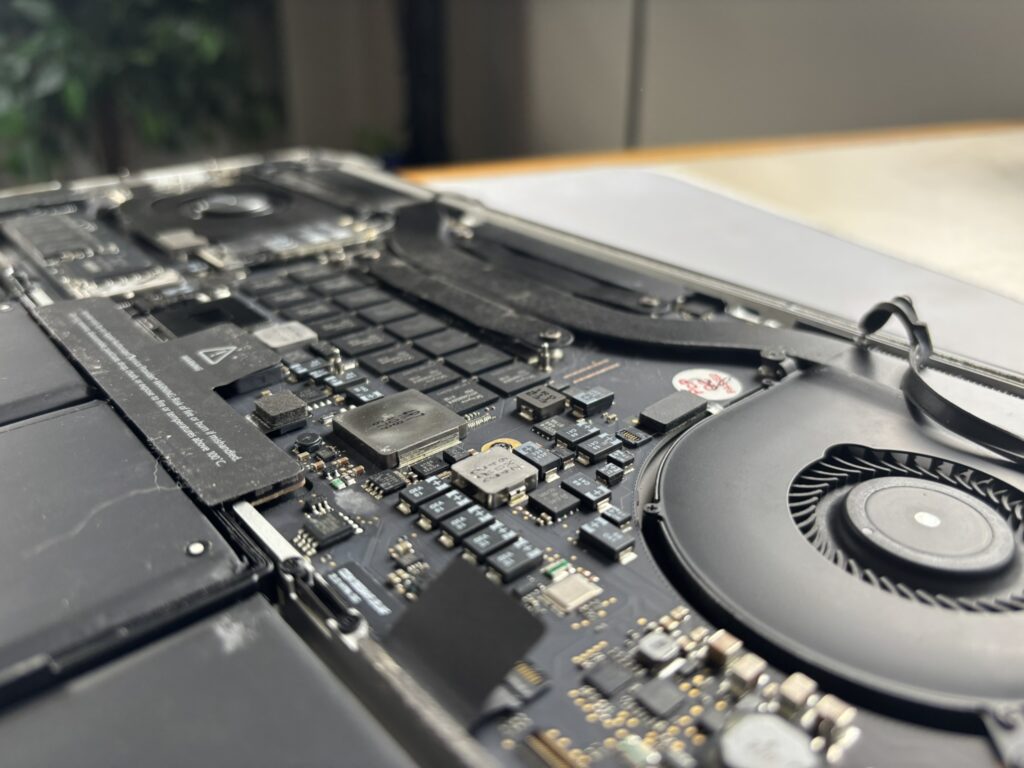 MacBook Pro ouvert pour remplacement de batterie à Labège