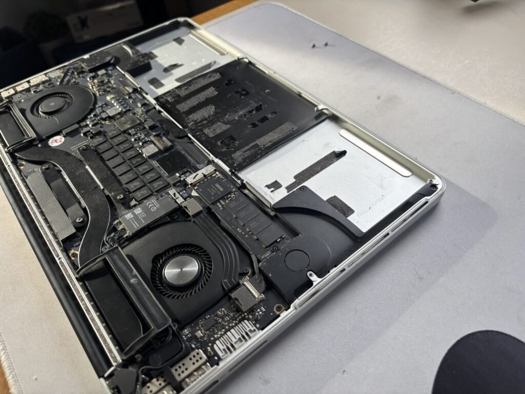 Réparation d'un MacBook Pro à l'atelier Arobase 31
