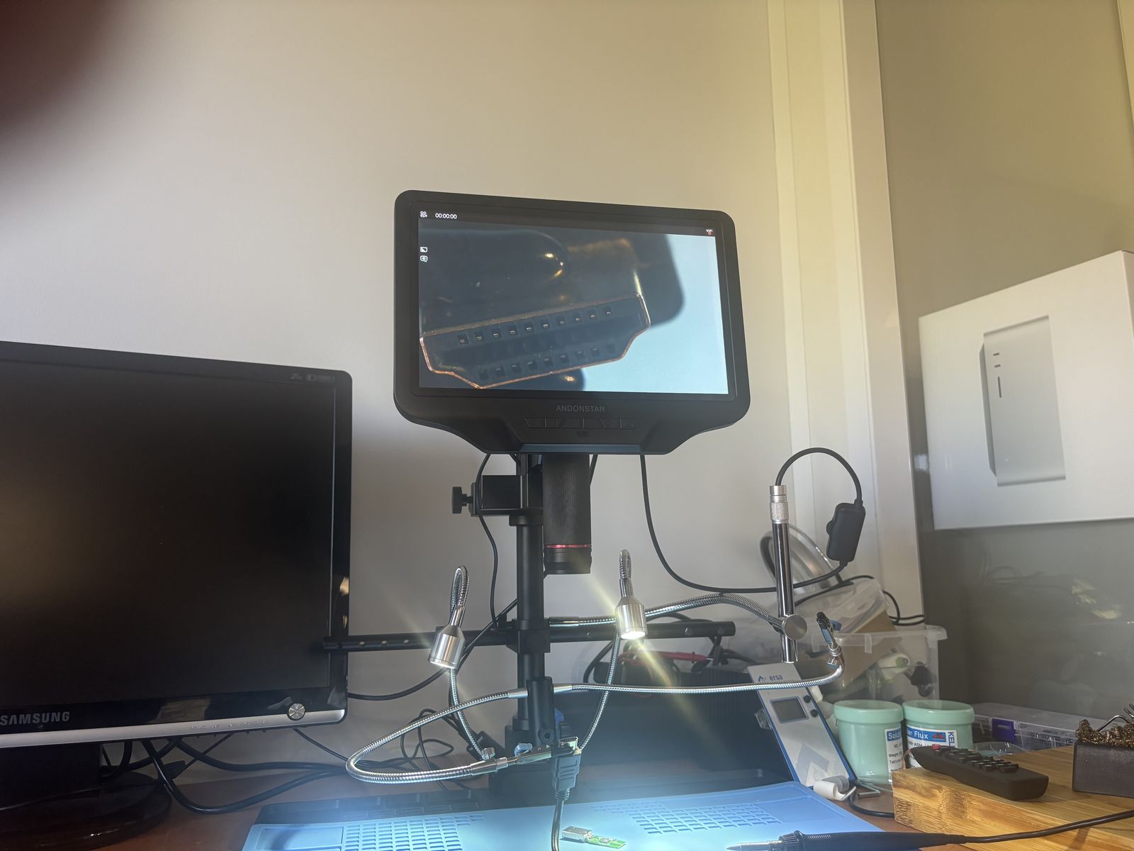 Diagnostic d'un port HDMI au microscope numérique par microsoudure à Toulouse