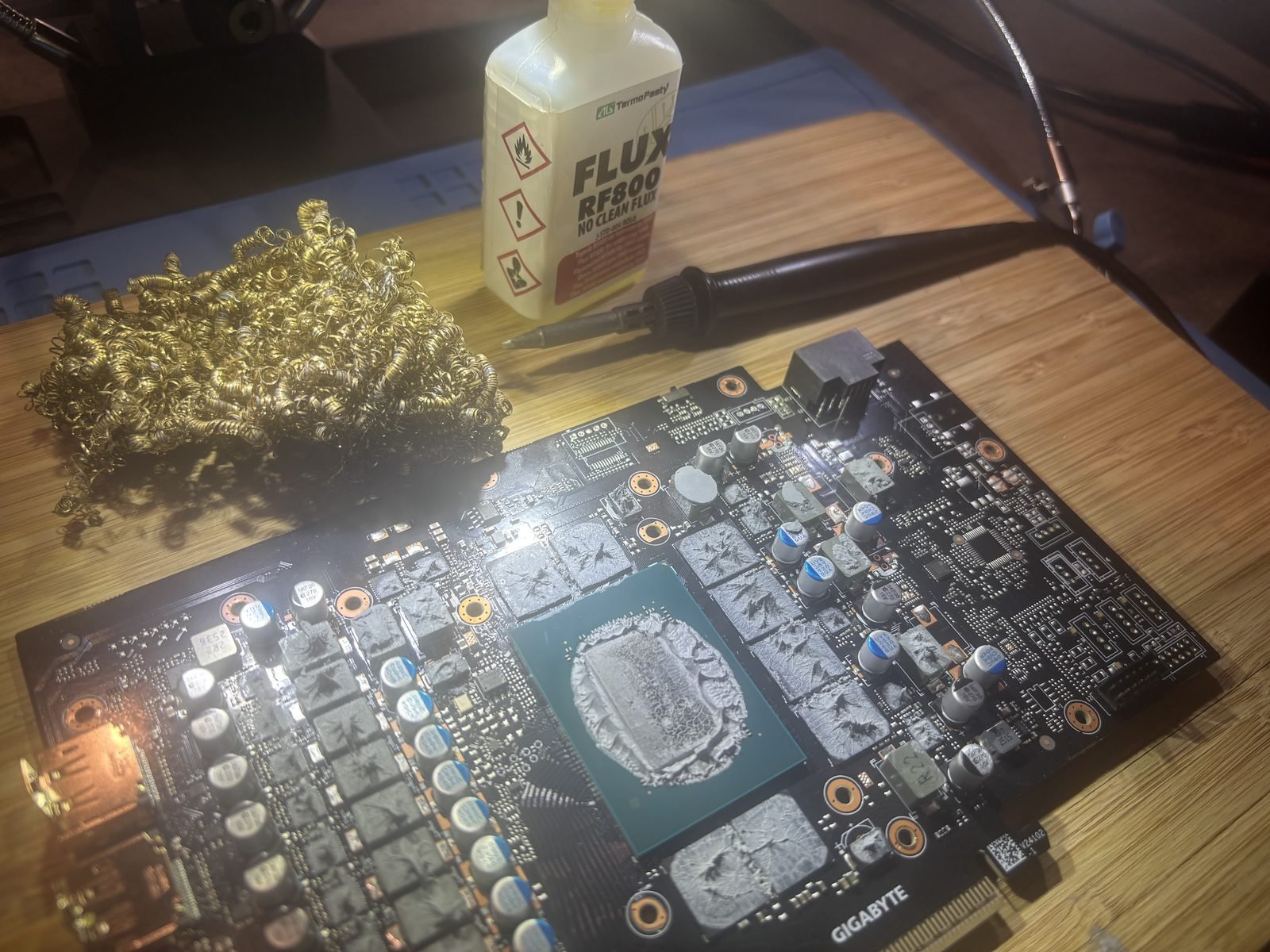 Application de flux de soudure sur un composant électronique