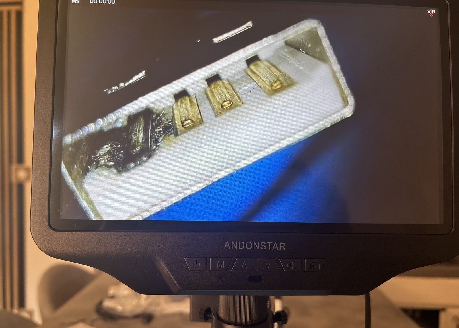 Ressoudure d'un port HDMI sur carte mère