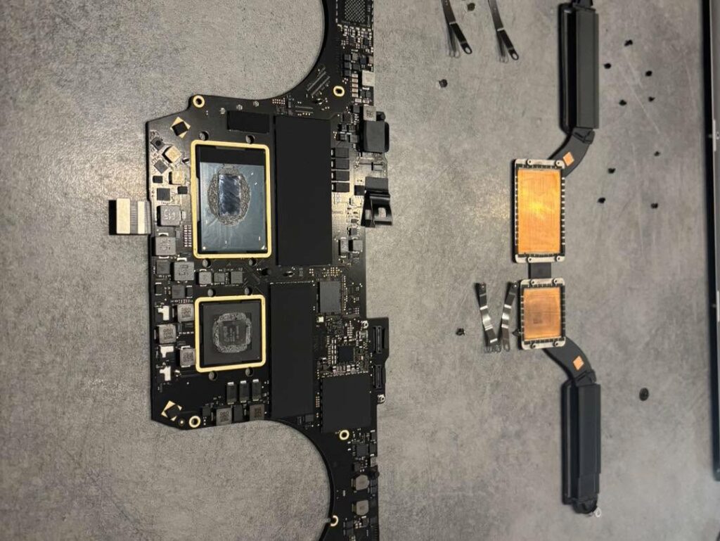 Carte mère de MacBook Pro sortie du boîtier pour diagnostic et microsoudure