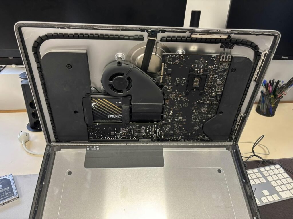 iMac 27 pouces démonté, dalle retirée, en cours de réparation